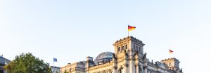 Bundestag mit deutscher Flagge im Wind